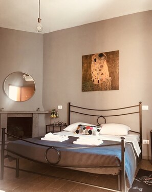 Tabla de planchar con plancha, wifi gratis y ropa de cama 