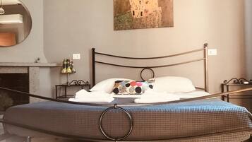 Tabla de planchar con plancha, wifi gratis y ropa de cama