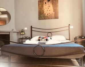 Tabla de planchar con plancha, wifi gratis y ropa de cama