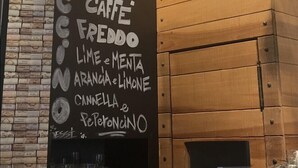 A chalkboard menu with various coffee and food items listed, such as 'Caffe Freddo' and 'Lime & Menta'. - Old Bakery Guest house (Rome)