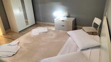 Apartamento família | Banheiro | Chuveiro, produtos de toalete grátis, secador de cabelo