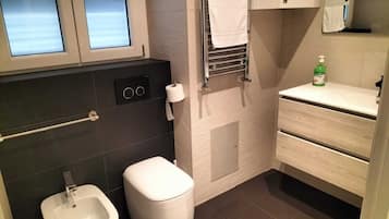 Apartamento família | Banheiro | Chuveiro, produtos de toalete grátis, secador de cabelo