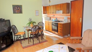Appartement, 1 slaapkamer | Dineren op de kamer