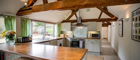Cottage | Private kitchen | Dishwasher, cookware/dishes/utensils