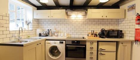 Cottage | Cucina privata | Frigorifero, microonde, piano cottura, pentole/stoviglie/utensili