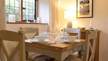 Cottage | Private kitchen | Fridge, microwave, stovetop, cookware/dishes/utensils