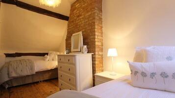 Cottage | 2 bedrooms, individually decorated, individually furnished, free WiFi