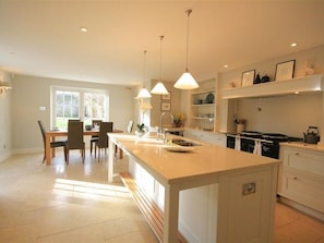 Cottage | Private kitchen | Fridge, microwave, stovetop, dishwasher - Hillside Cottage (Burford)
