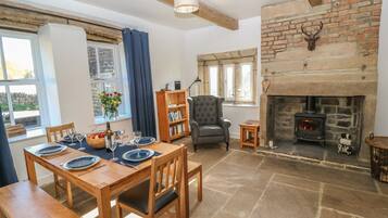 Cottage | Living room | Fireplace