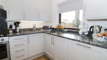 Cottage | Private kitchen | Fridge, dishwasher, electric kettle, toaster