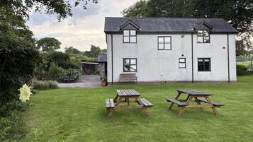 Cottage | Outdoor dining