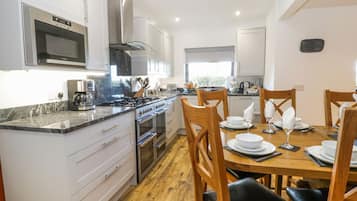 Cottage | Private kitchen | Fridge, dishwasher, electric kettle, toaster