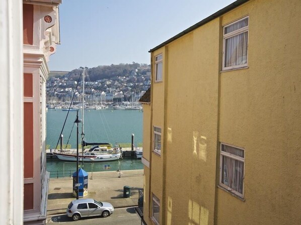 Un edificio giallo con vista su una marina e barche.