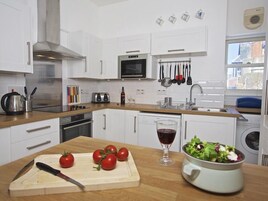 Cottage | Private kitchen | Cookware/dishes/utensils