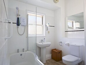 Cottage | Badkamer | Een douche