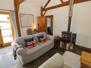 Cottage | Living area | Fireplace - Robbie's Barn (Stratford-upon-Avon)