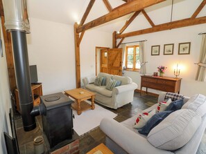Cottage | Living area | Fireplace - Robbie's Barn (Stratford-upon-Avon)