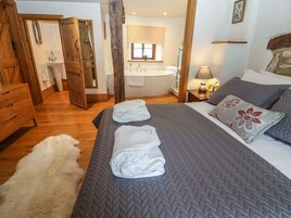 Cottage | 2 bedrooms, individually decorated, individually furnished, free WiFi