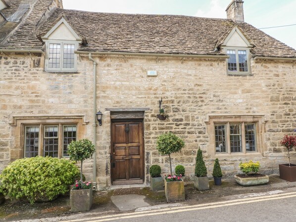 Cottage | Front of property - Bull Cottage (Burford)
