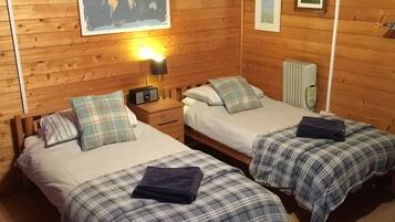 Twin Room | Individually decorated, individually furnished, desk, blackout drapes