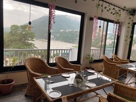 Superior Double or Twin Room, Balcony, City View | Dining room