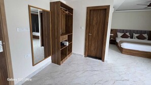 Un dormitorio con un espejo grande, un armario de madera y una cama con cabecera.