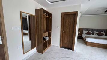 Dobbelt- eller tomannsrom – executive, 1 dobbeltseng | Oppholdsområde | En 32-tommers TV med Parabol-TV