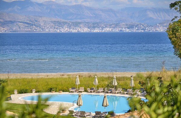 Outdoor pool, pool loungers - Chrismos Luxury Suites 5A Aprao Corfu (Corfu)