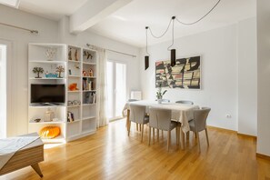 Departamento, 3 habitaciones, vista a la ciudad | Área de sala de estar | Televisión de pantalla plana 