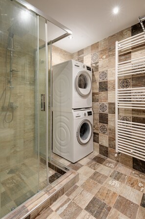 Apartment, 3 Bedrooms, City View | Laundry - Brand New Modern Flat in the Heart of the City (Thessaloniki)