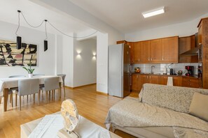 Apartment, 3 Schlafzimmer, Stadtblick | Wohnbereich | Flachbildfernseher