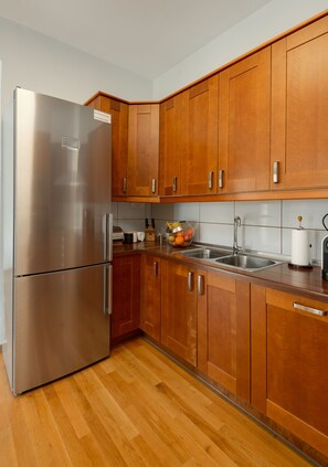 Refrigerador con freezer, microondas, horno, placa de cocina