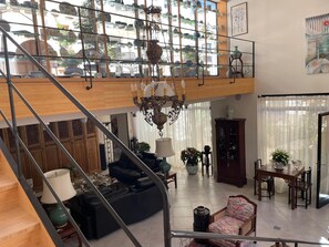 تلفزيون بشاشة مسطحة