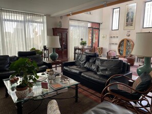 تلفزيون بشاشة مسطحة