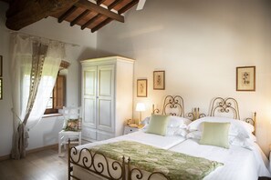 6 chambres, bureau, fer et planche à repasser, lit de bébé portatif