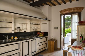 Frigorifero, microonde, forno, piano cottura