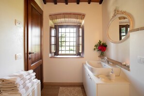Douche, séchoir à cheveux, bidet, serviettes fournies