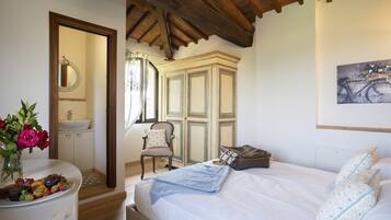 6 bedrooms, desk, iron/ironing board, travel crib