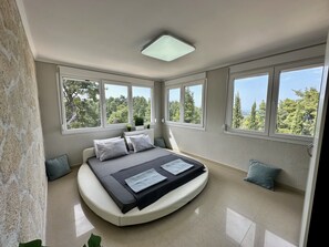 3 slaapkamers, een strijkplank/strijkijzer, gratis wifi, beddengoed