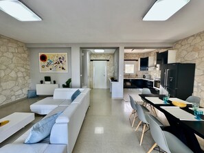 Een smart-tv, een open haard, videogames en een dvd-speler