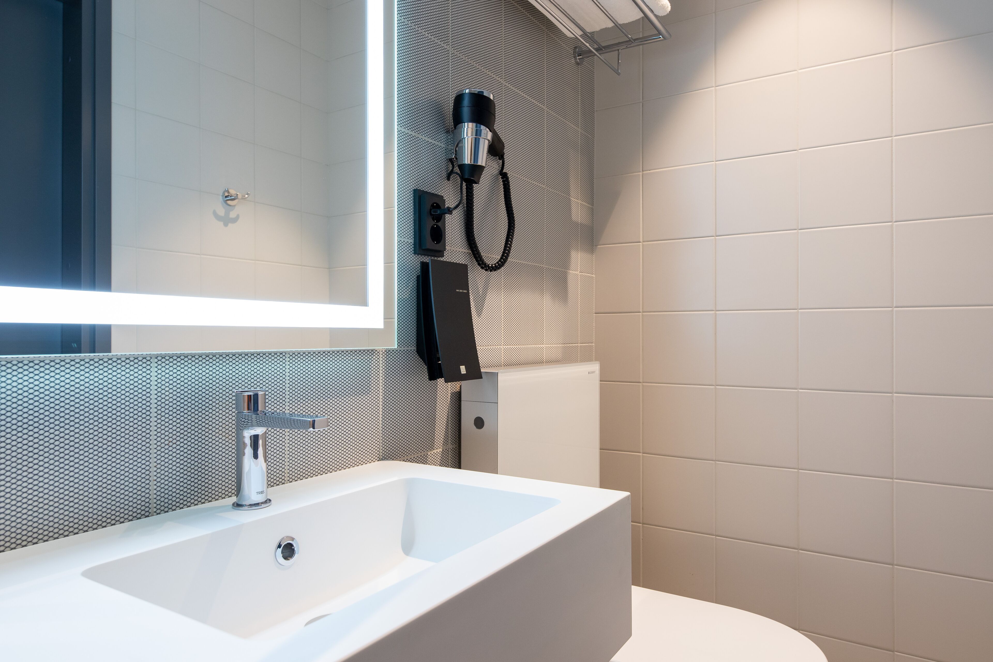 shower, hair dryer, heated floors, towels