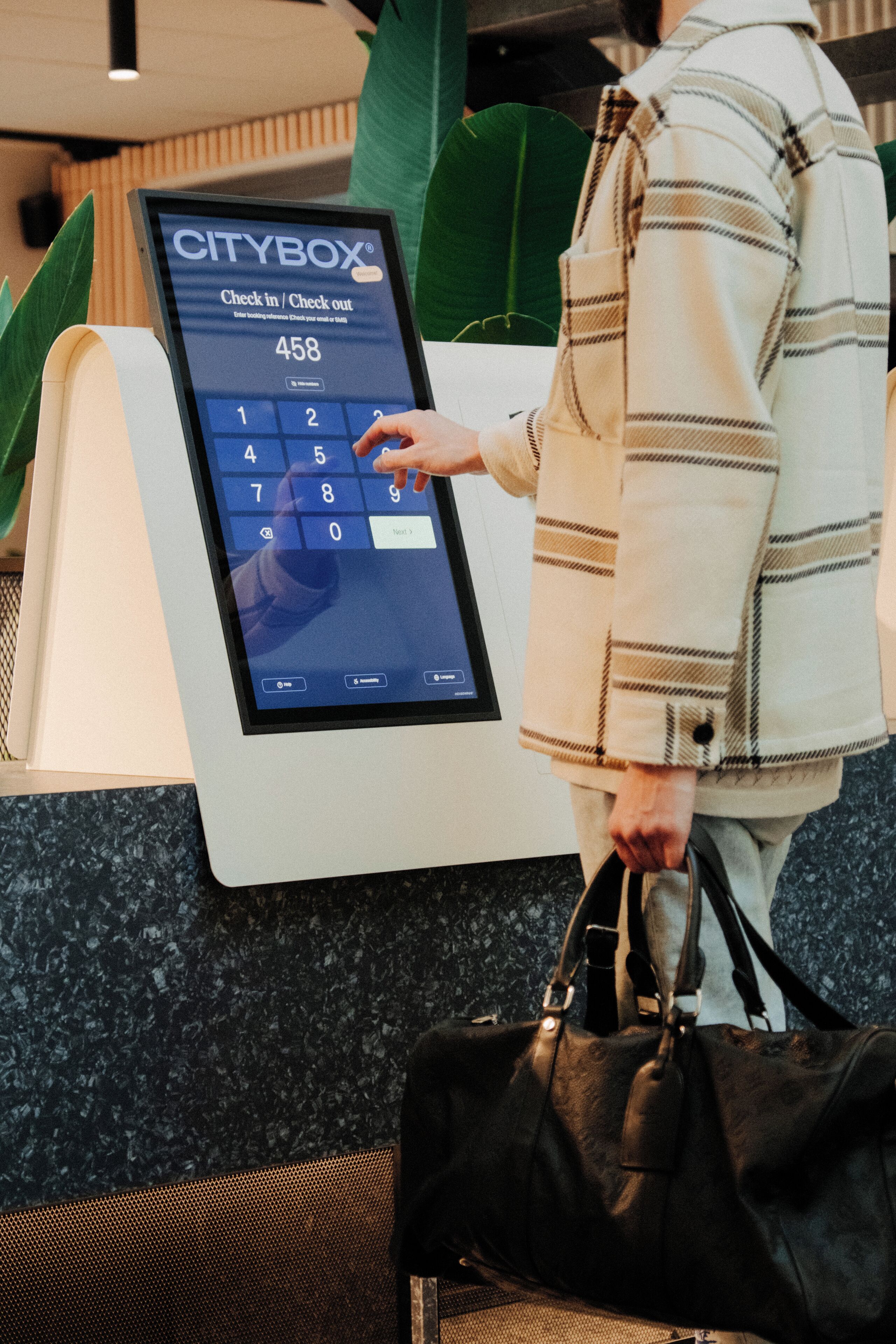 Une personne utilisant un bornage libre-service CITYBOX.