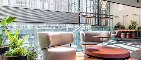 Coin salon dans le hall