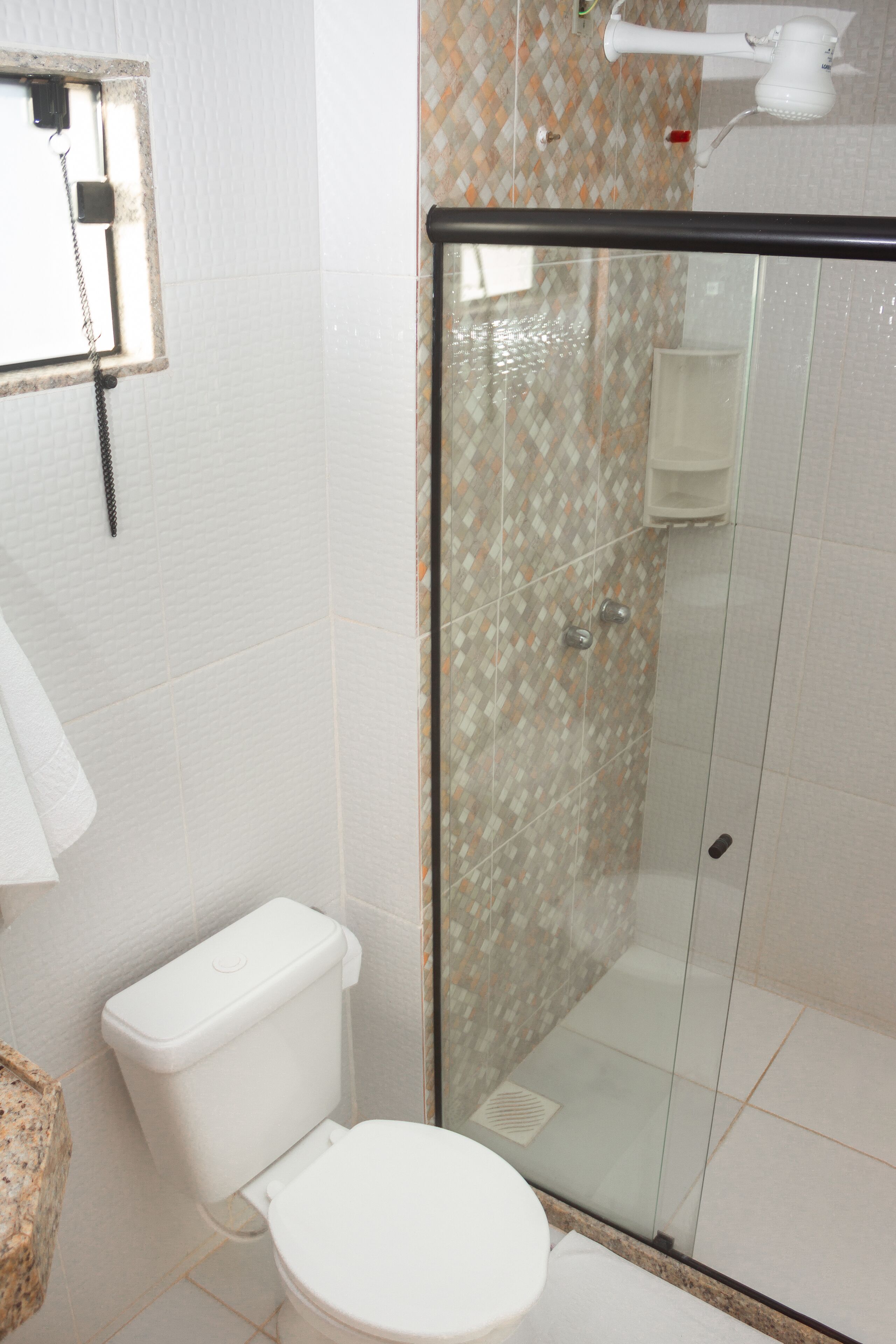 Quarto casal econômico | Banheiro | Chuveiro, bidê, toalhas de banho, sabonete