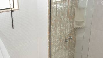 Quarto casal econômico | Banheiro | Chuveiro, bidê, toalhas de banho, sabonete