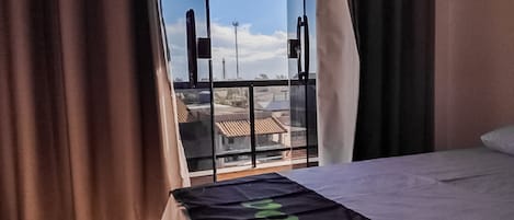 Habitación triple estándar, balcón | Minibar, escritorio, wifi gratis y ropa de cama 