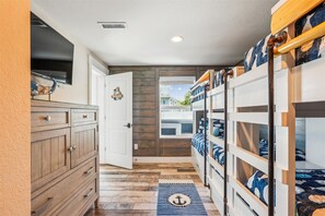 6 bedrooms, desk, travel crib, free WiFi