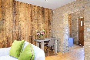 Deluxe Cottage (Cottage 1) | Living room