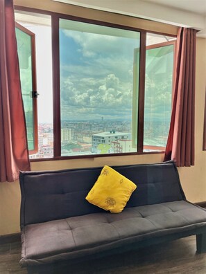 Deluxe Room, City View | Living area | 32-inch flat-screen TV with premium TV channels, TV - Hotel Le Pousse Pousse (Antananarivo)