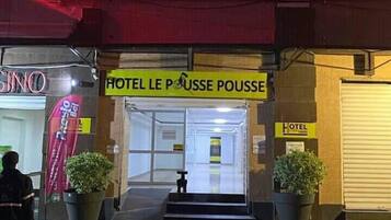 Overnatningsstedets facade – aften/nat